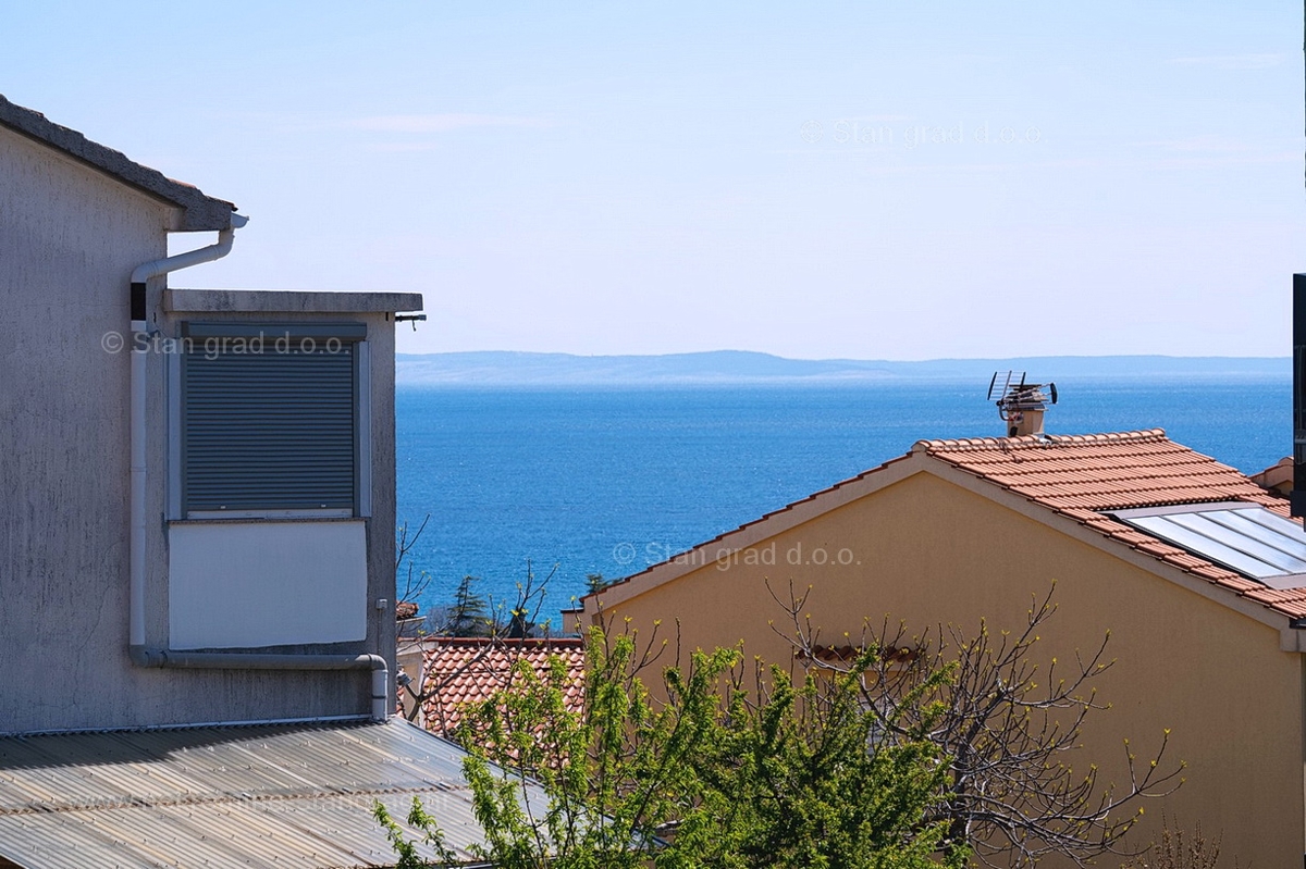 Otok Krk, mesto Krk, luksuzen dvoetažni apartma z bazenom in savno, pogled na morje!