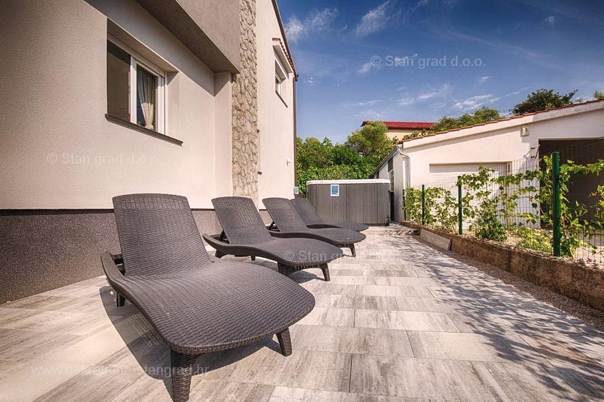 Krk, opremljena hiša z apartmaji v bližini centra mesta!