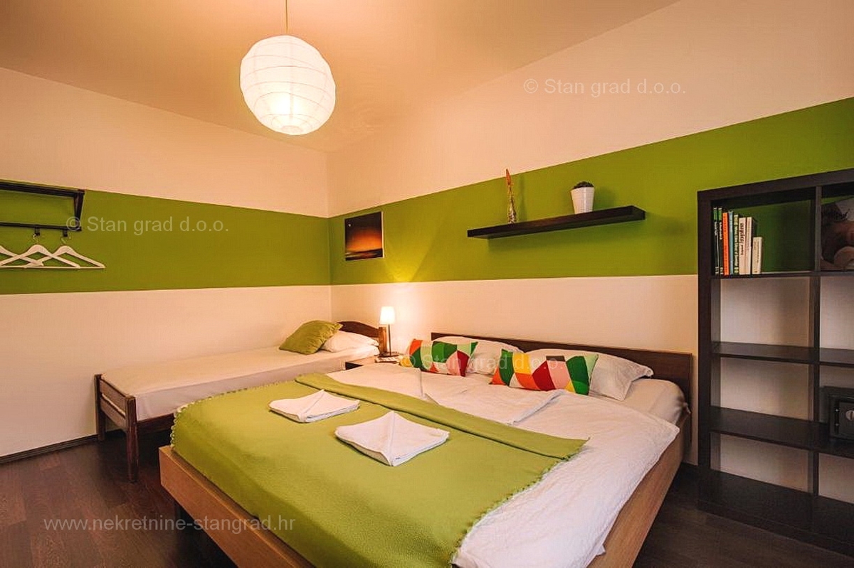 Krk, opremljena hiša z apartmaji v bližini centra mesta!