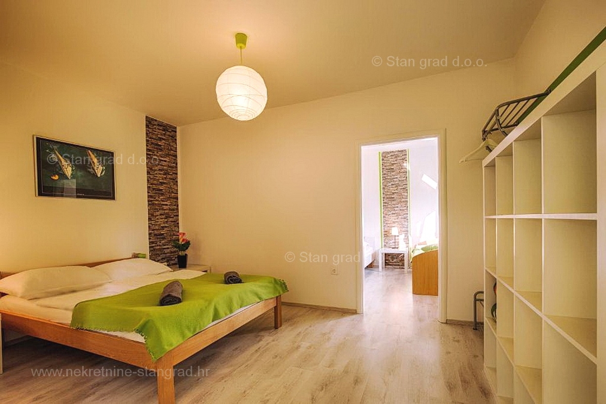 Krk, opremljena hiša z apartmaji v bližini centra mesta!