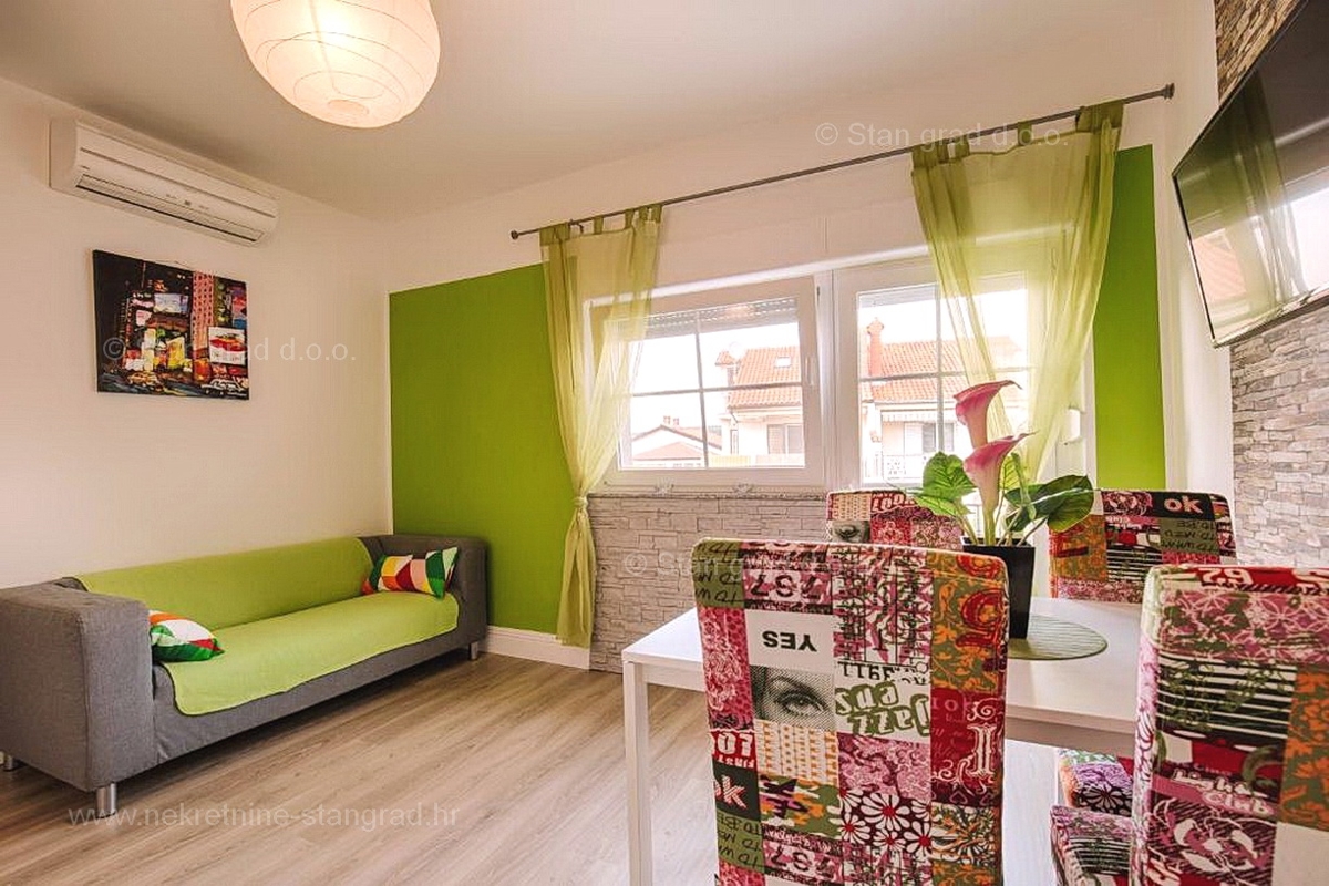 Krk, opremljena hiša z apartmaji v bližini centra mesta!