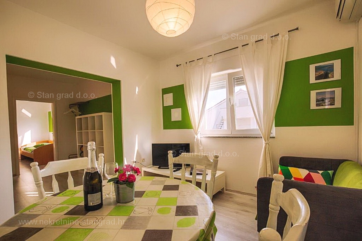 Krk, opremljena hiša z apartmaji v bližini centra mesta!