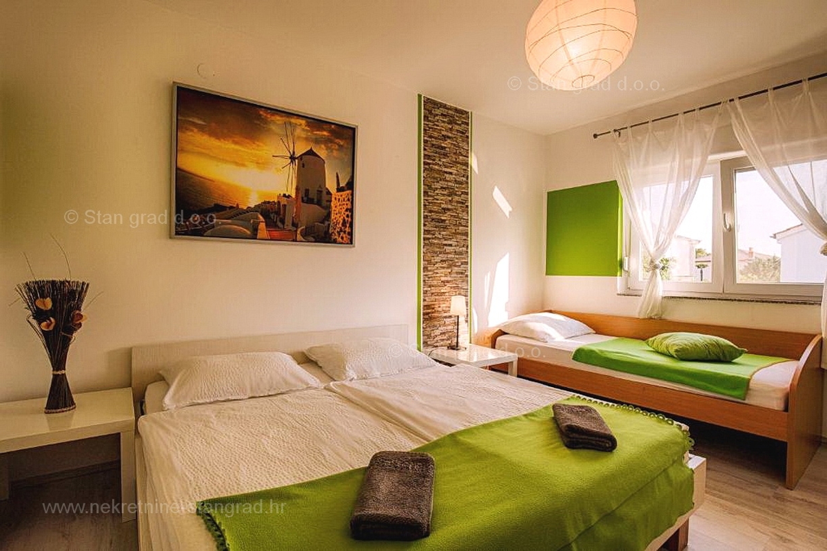 Krk, opremljena hiša z apartmaji v bližini centra mesta!
