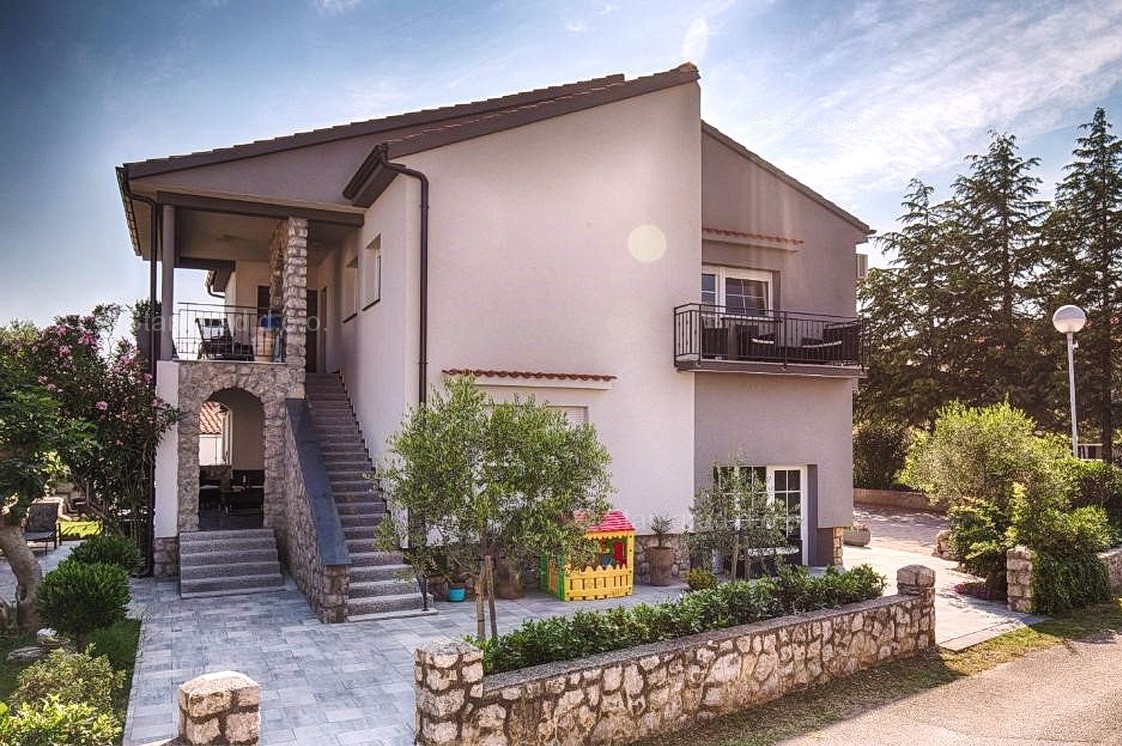 Krk, opremljena hiša z apartmaji v bližini centra mesta!