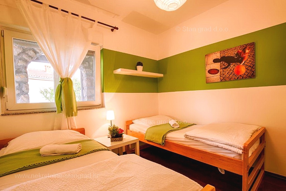 Krk, opremljena hiša z apartmaji v bližini centra mesta!