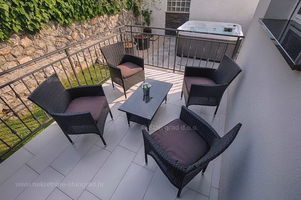 Krk, opremljena hiša z apartmaji v bližini centra mesta!