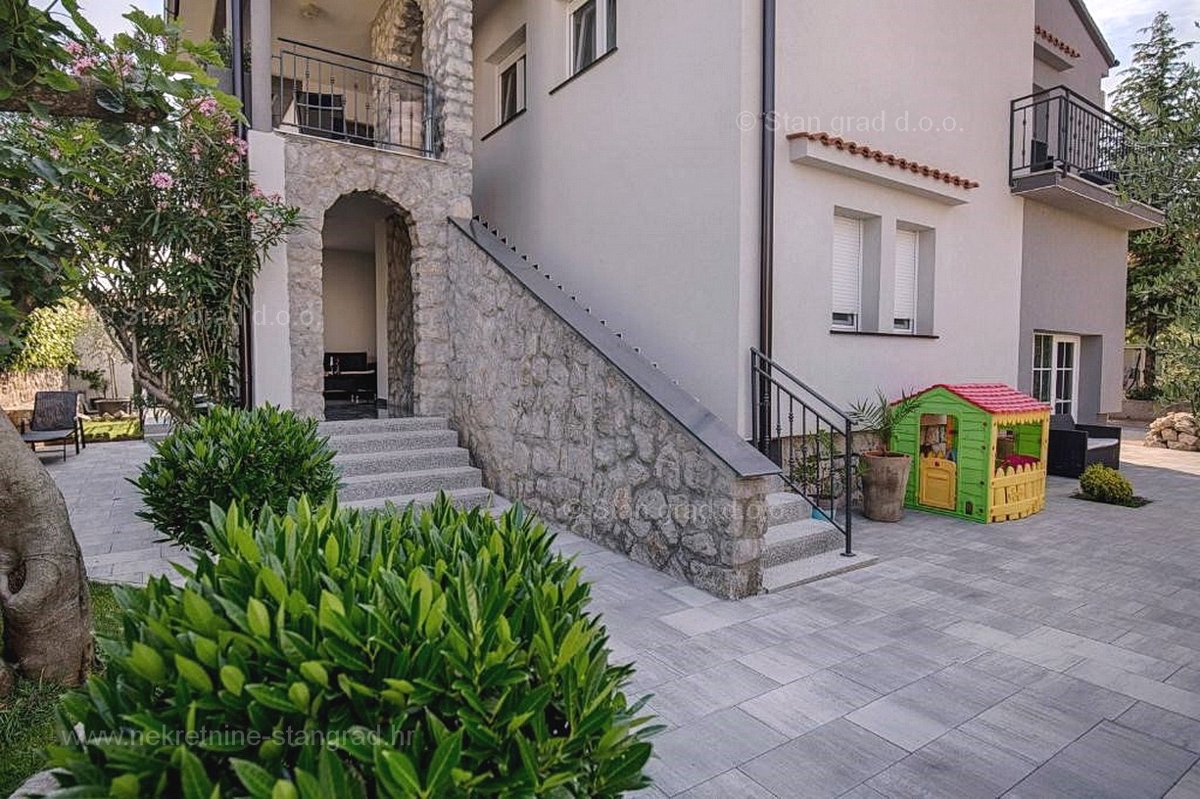 Krk, opremljena hiša z apartmaji v bližini centra mesta!