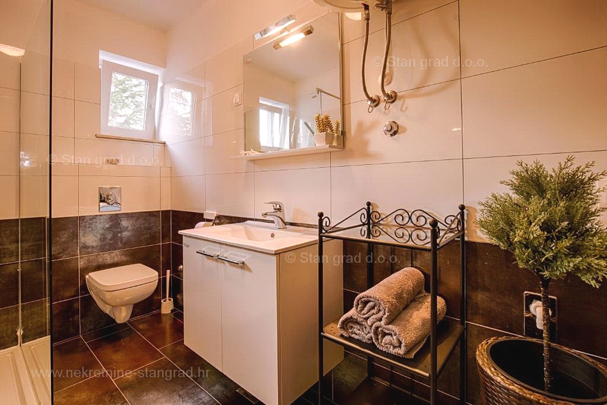 Krk, opremljena hiša z apartmaji v bližini centra mesta!
