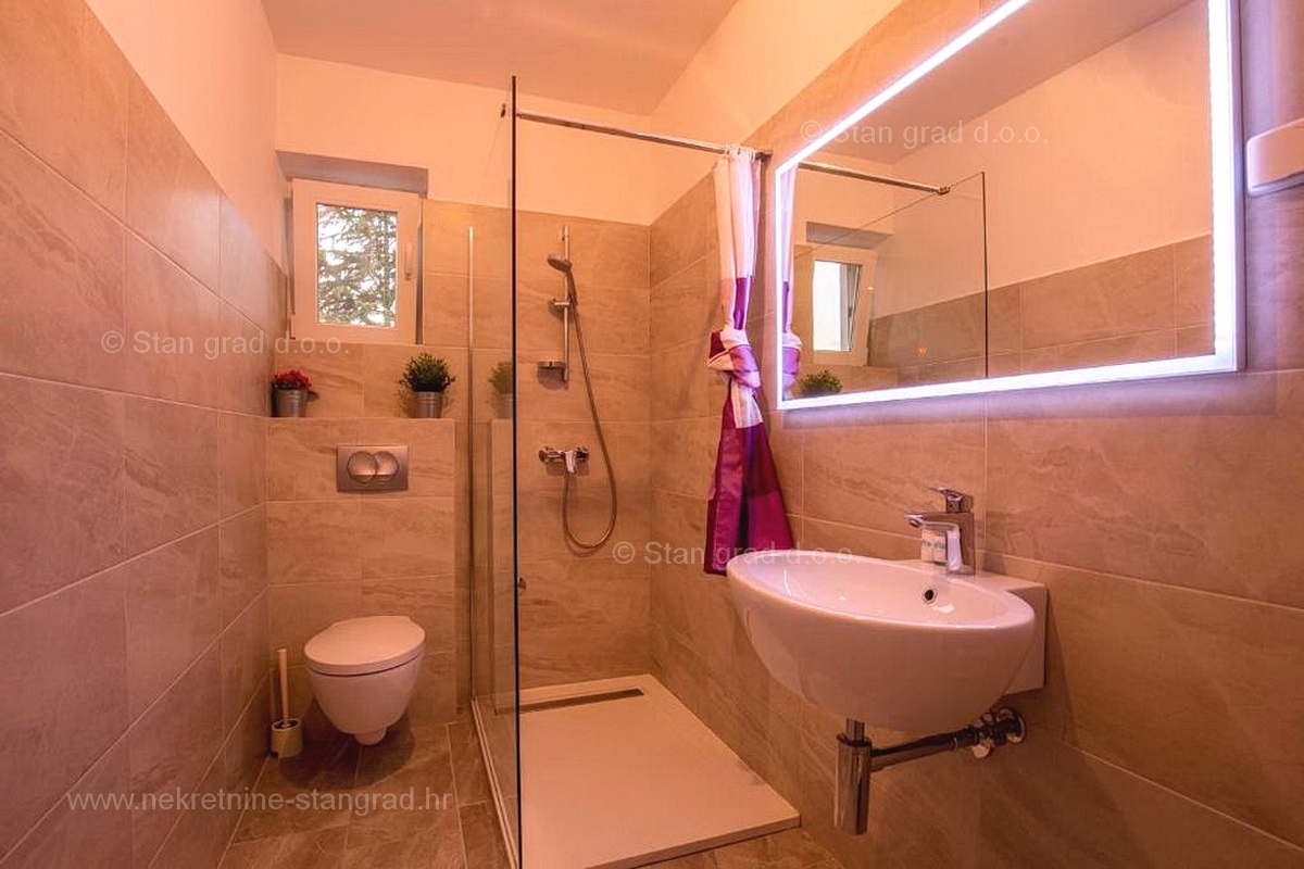 Krk, opremljena hiša z apartmaji v bližini centra mesta!