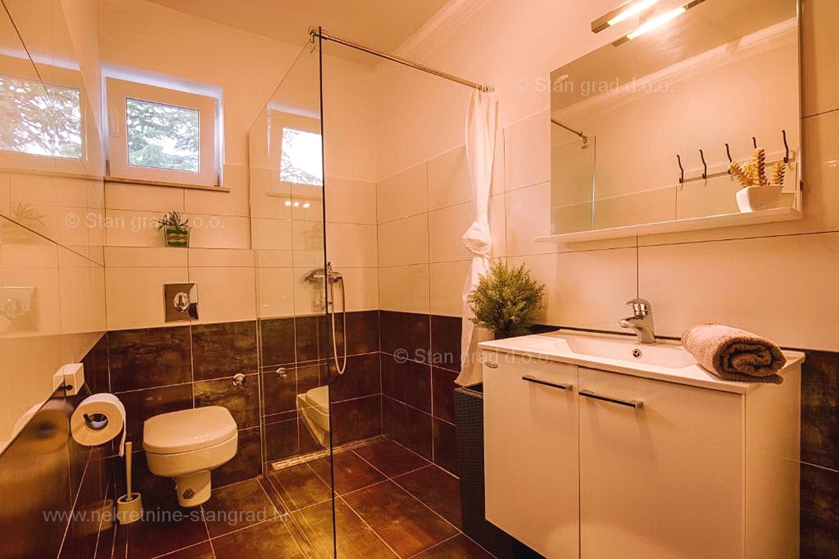 Krk, opremljena hiša z apartmaji v bližini centra mesta!