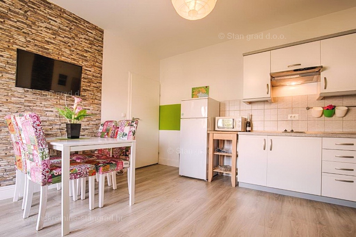 Krk, opremljena hiša z apartmaji v bližini centra mesta!