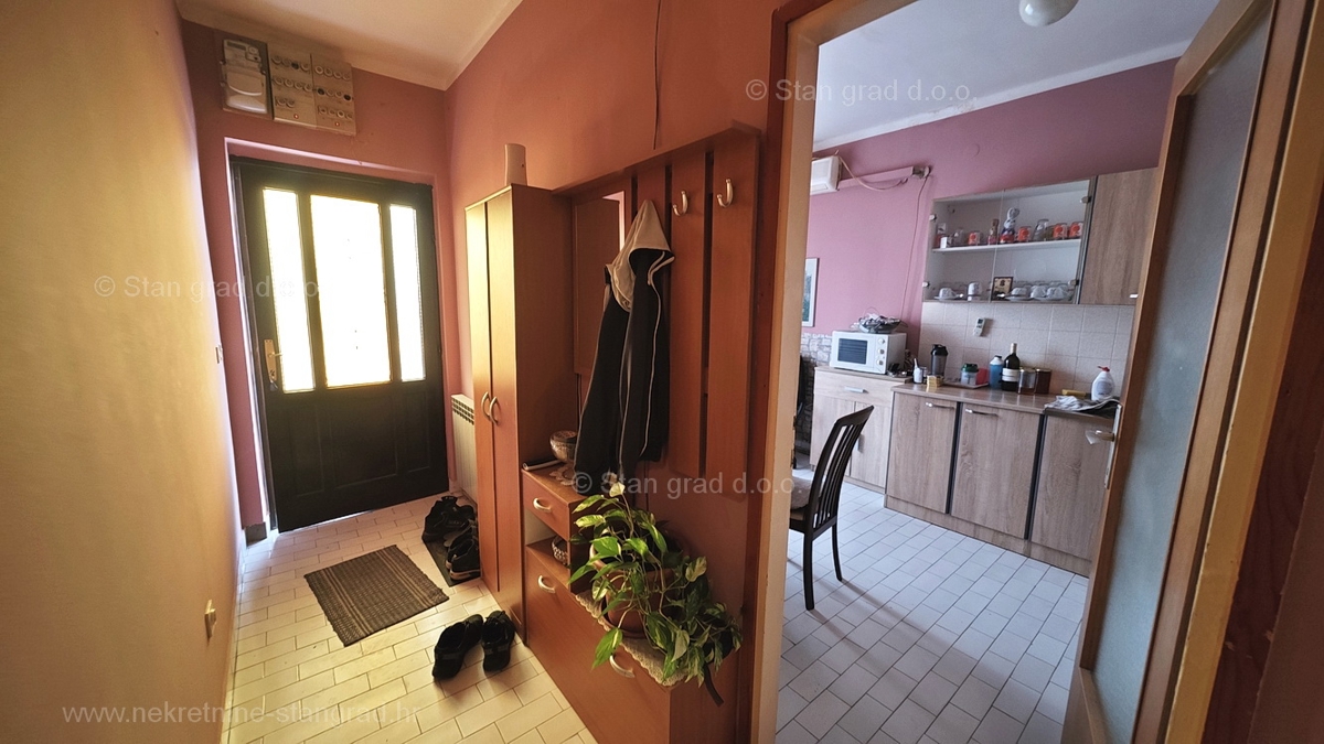Zaliv Soline, hiša z restavracijo in apartmajem ob morju!