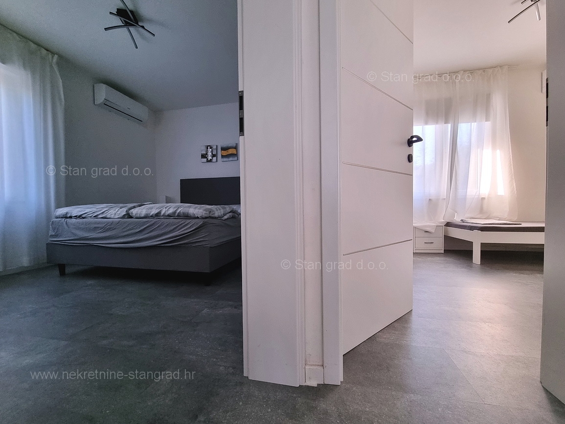 Krk okolica, apartma v pritličju z vrtom in bazenom!