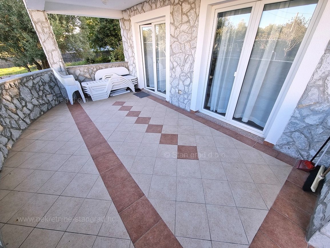 Krk okolica, apartma v pritličju z vrtom in bazenom!