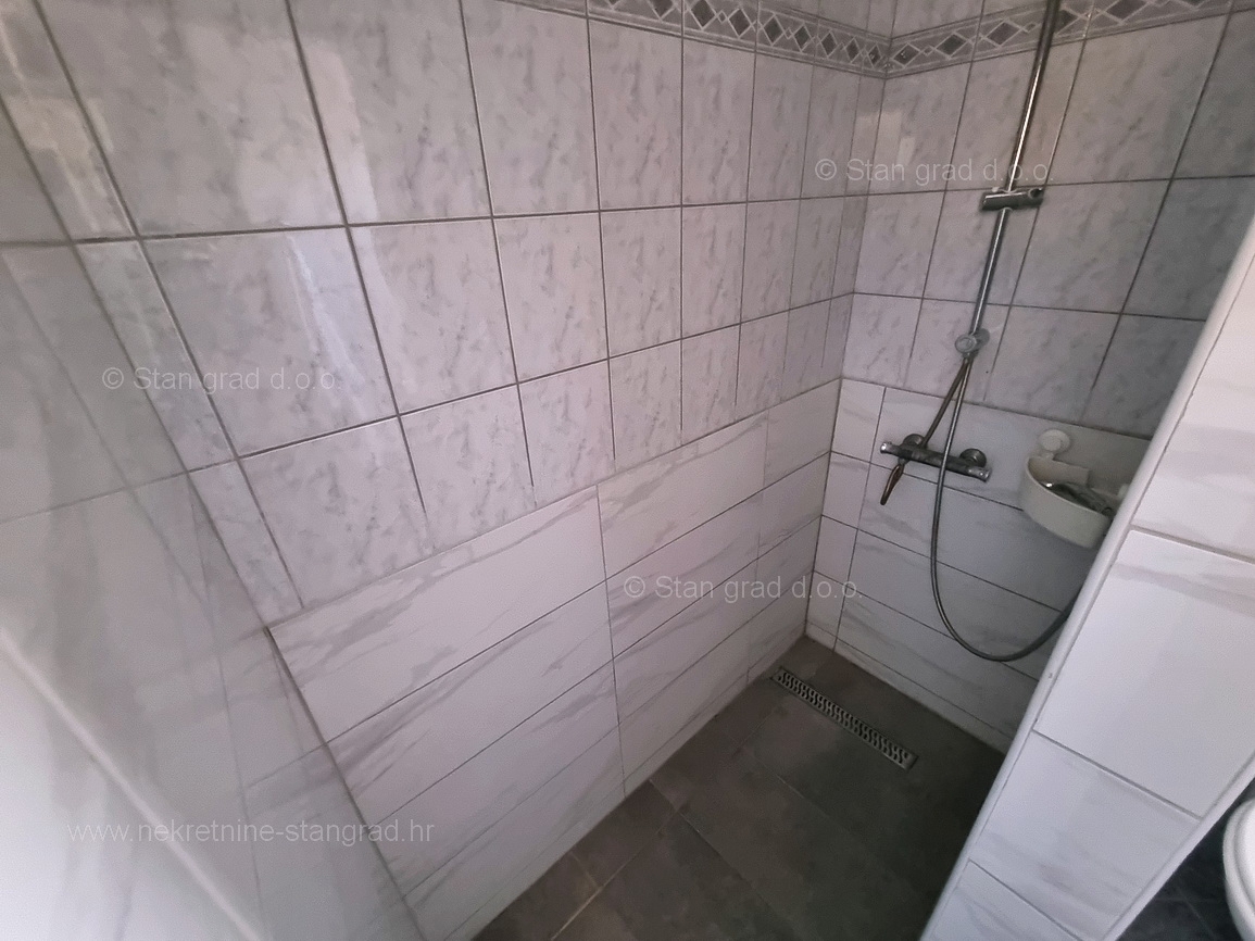 Krk okolica, apartma v pritličju z vrtom in bazenom!