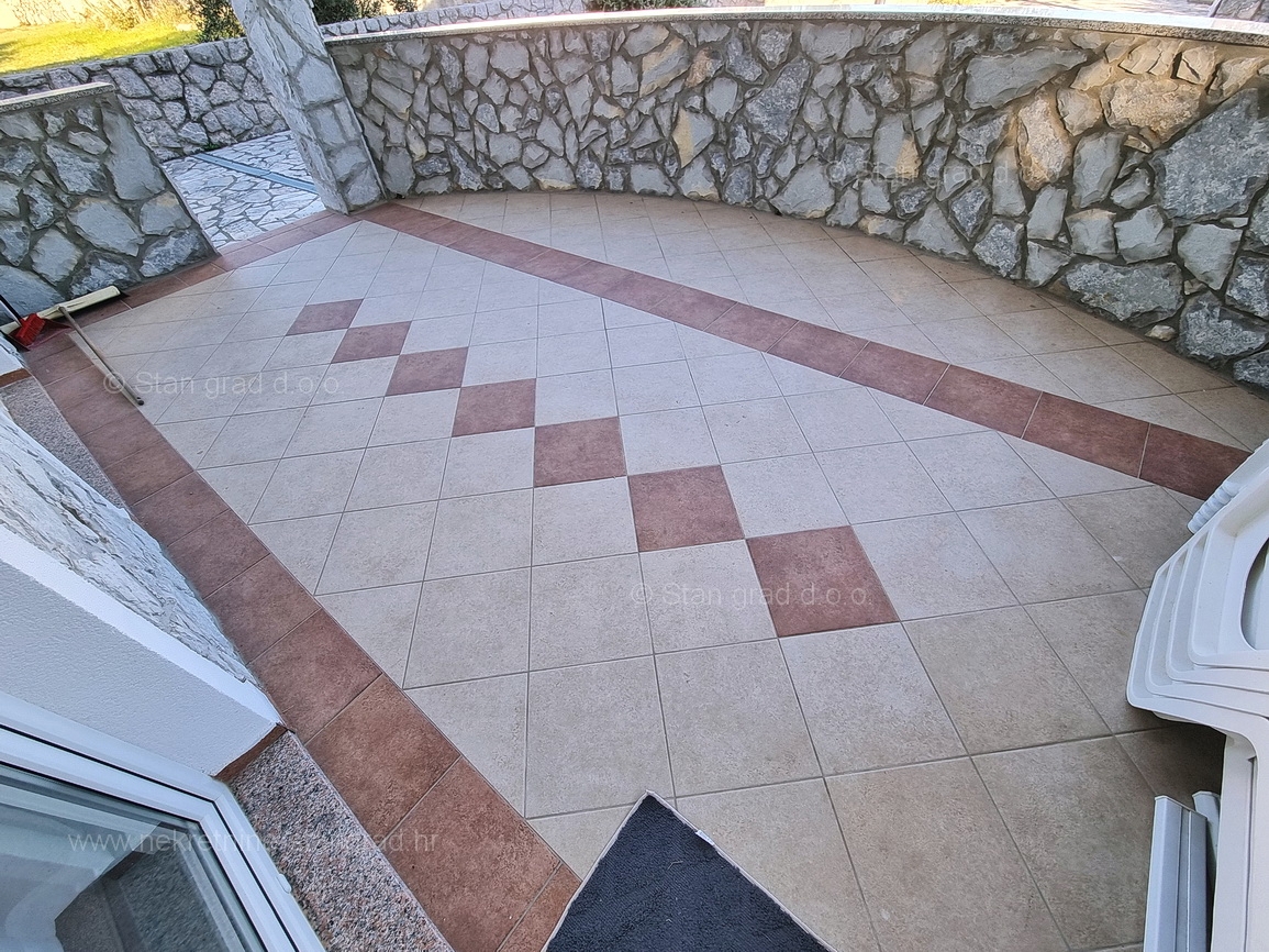Krk okolica, apartma v pritličju z vrtom in bazenom!