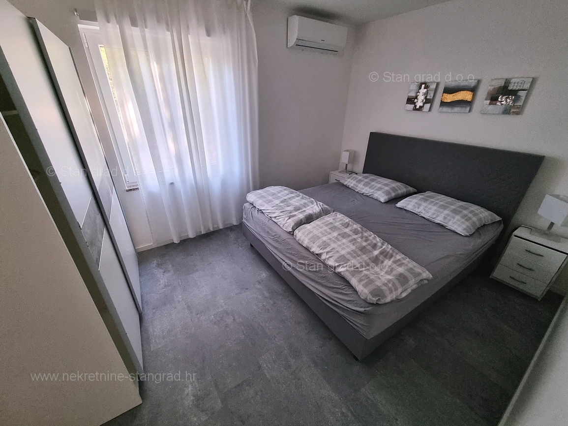 Krk okolica, apartma v pritličju z vrtom in bazenom!