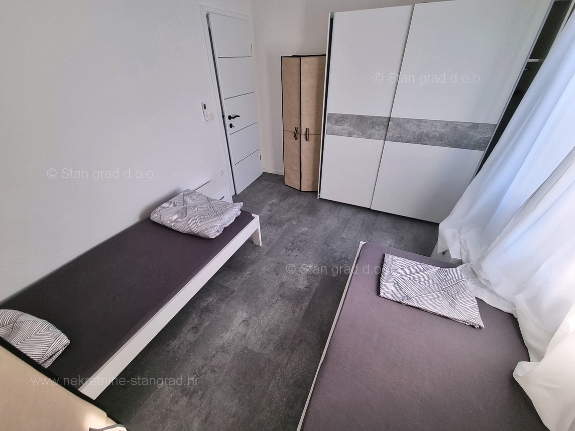 Krk okolica, apartma v pritličju z vrtom in bazenom!