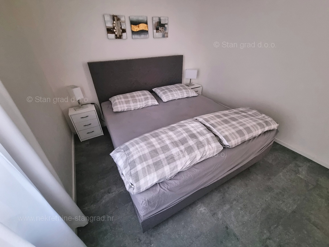 Krk okolica, apartma v pritličju z vrtom in bazenom!