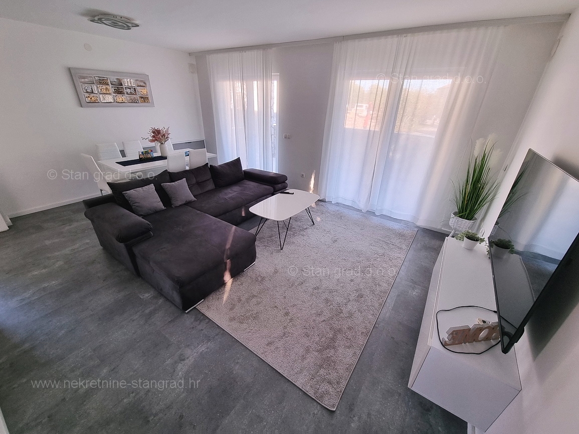 Krk okolica, apartma v pritličju z vrtom in bazenom!