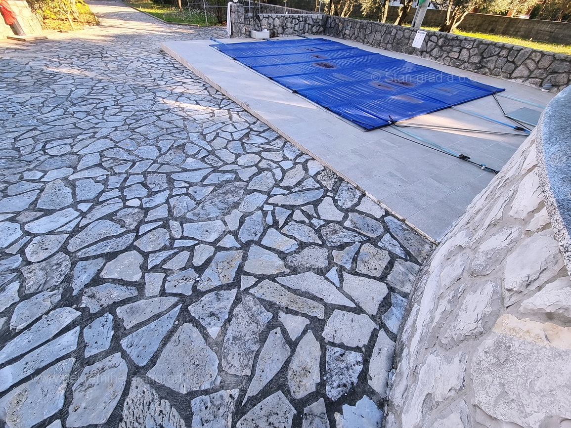 Krk okolica, apartma v pritličju z vrtom in bazenom!