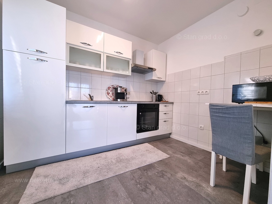 Krk okolica, apartma v pritličju z vrtom in bazenom!