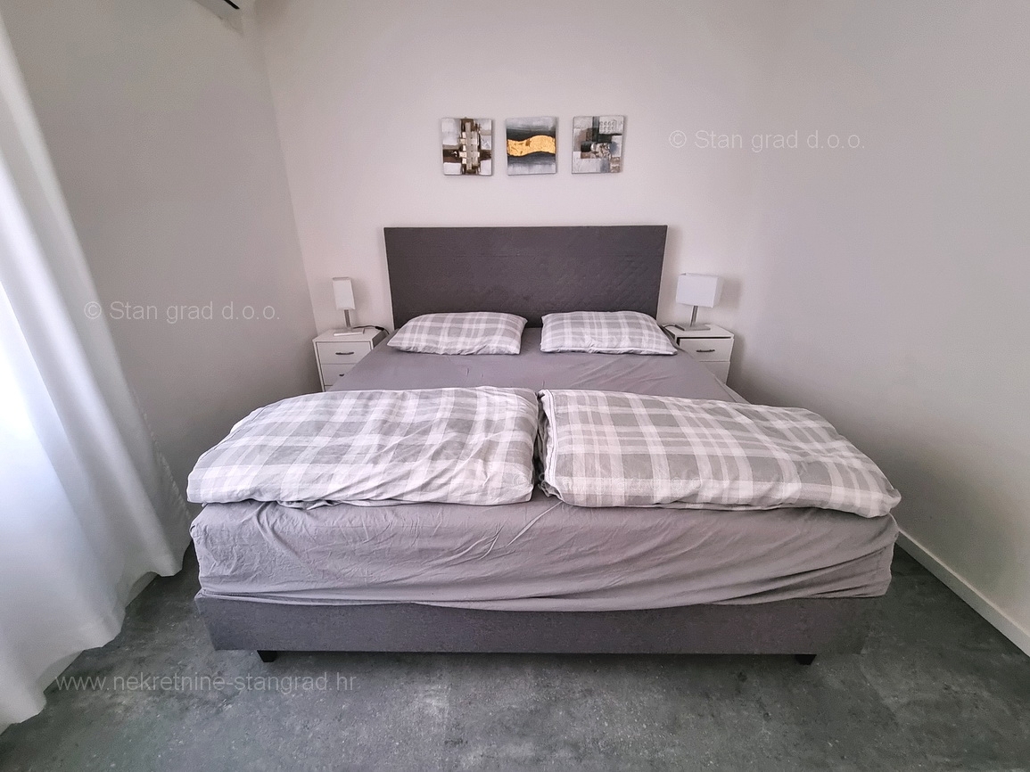 Krk okolica, apartma v pritličju z vrtom in bazenom!