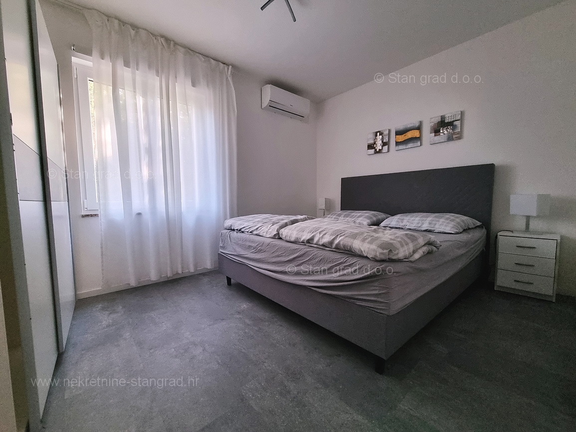 Krk okolica, apartma v pritličju z vrtom in bazenom!