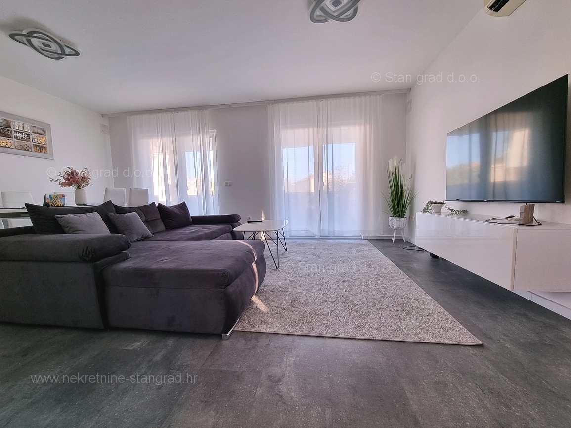 Krk okolica, apartma v pritličju z vrtom in bazenom!