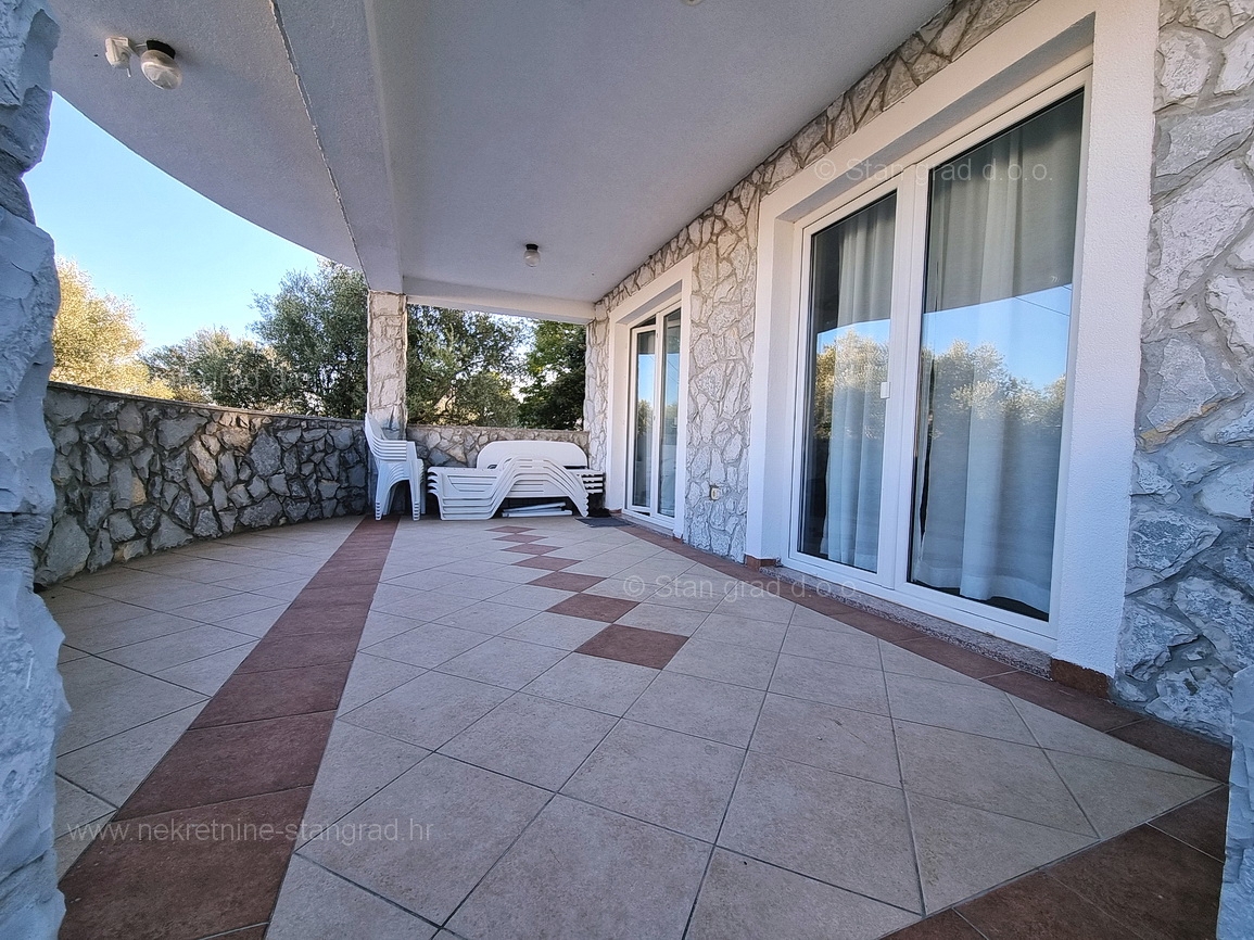 Krk okolica, apartma v pritličju z vrtom in bazenom!