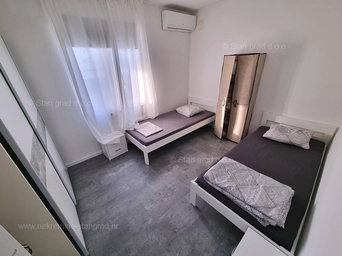 Krk okolica, apartma v pritličju z vrtom in bazenom!