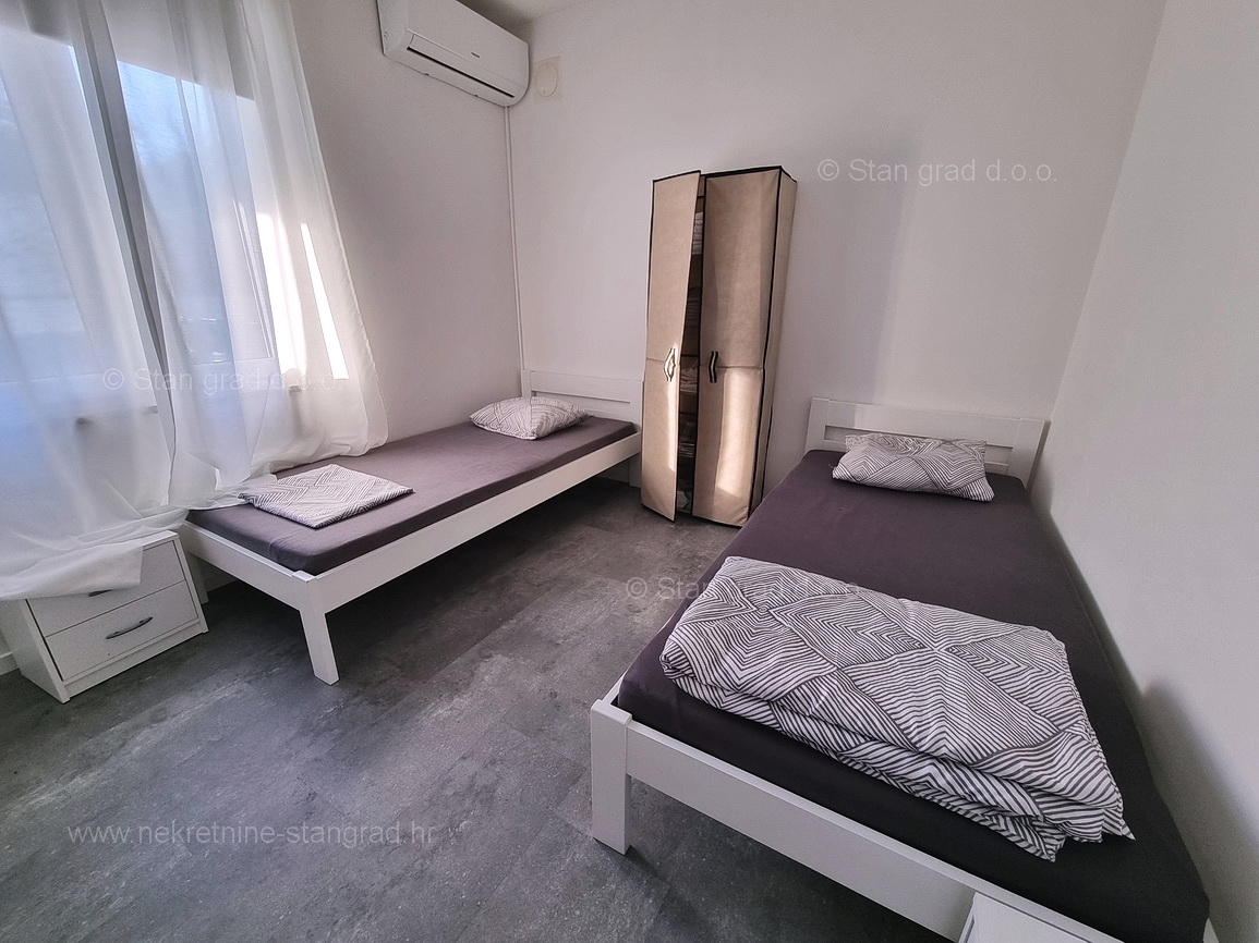Krk okolica, apartma v pritličju z vrtom in bazenom!