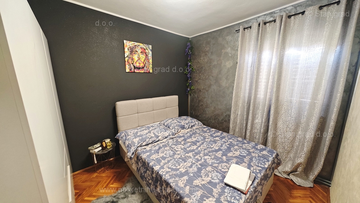 Malinska, apartma v pritličju z vrtom in garažo, blizu morja!