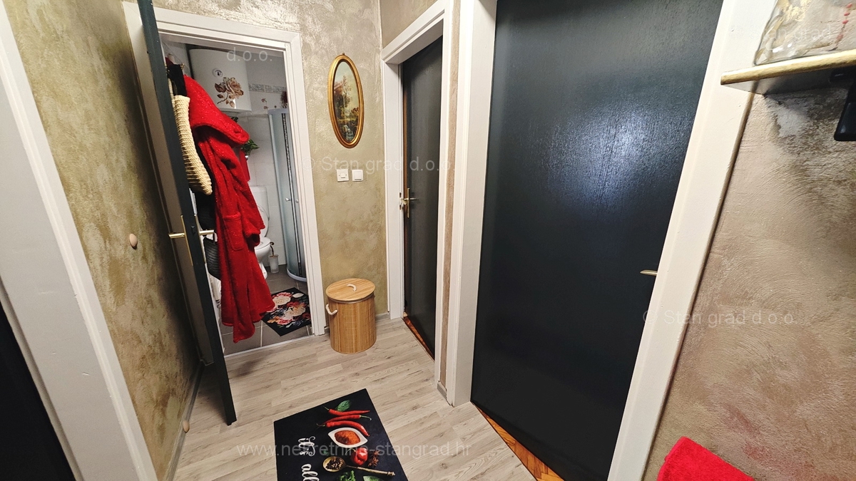 Malinska, apartma v pritličju z vrtom in garažo, blizu morja!