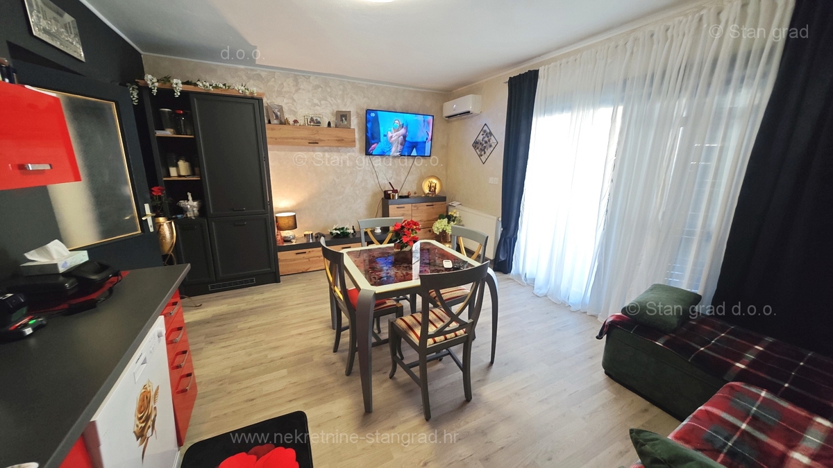 Malinska, apartma v pritličju z vrtom in garažo, blizu morja!