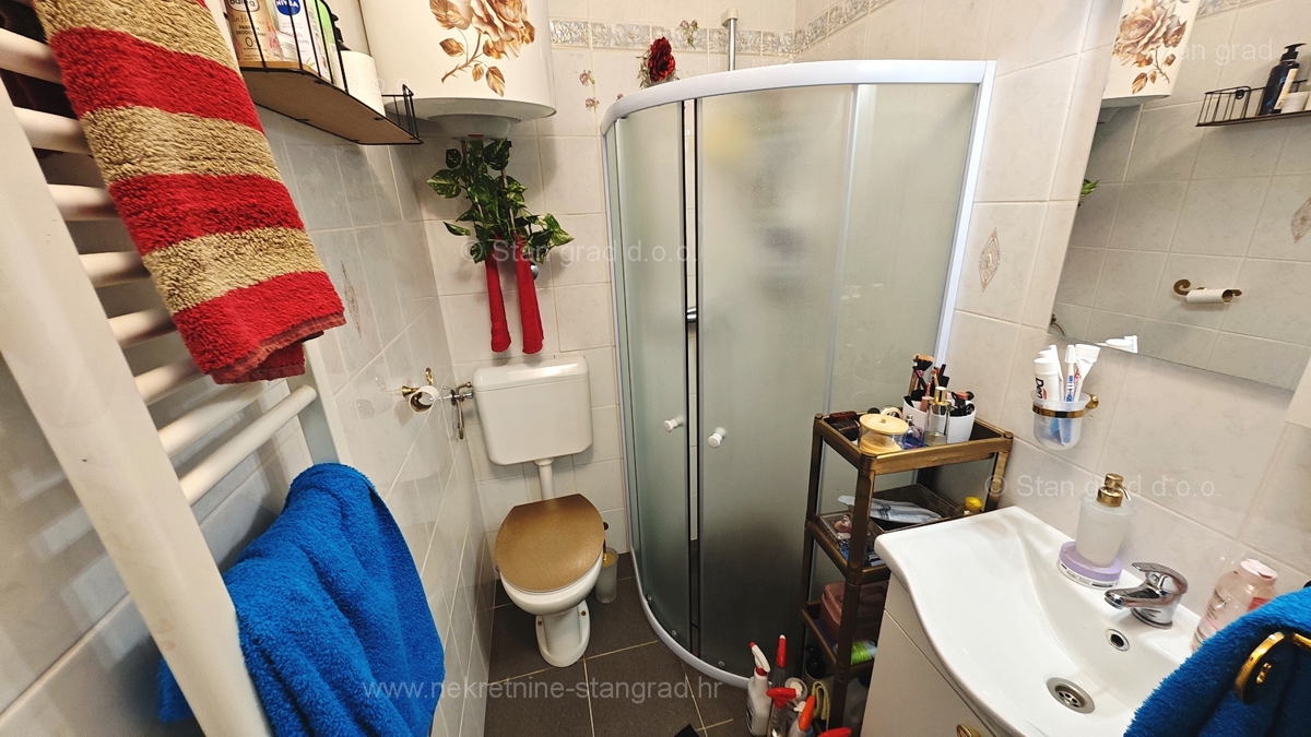 Malinska, apartma v pritličju z vrtom in garažo, blizu morja!
