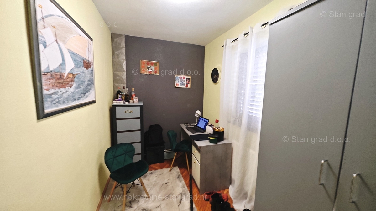 Malinska, apartma v pritličju z vrtom in garažo, blizu morja!