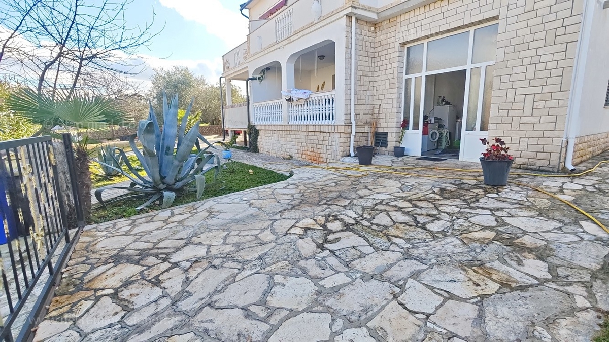 Malinska, apartma v pritličju z vrtom in garažo, blizu morja!