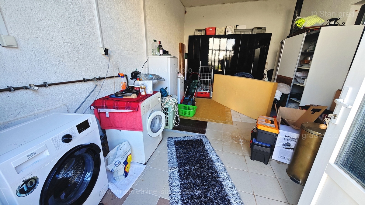 Malinska, apartma v pritličju z vrtom in garažo, blizu morja!