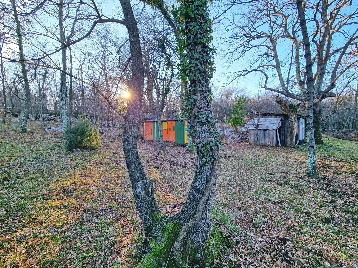 Vrbnik, gradbeno zemljišče z idejnim projektom na mirni lokaciji!