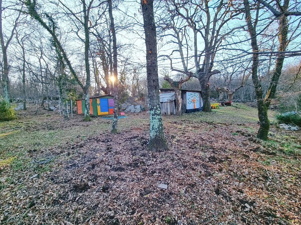 Vrbnik, gradbeno zemljišče z idejnim projektom na mirni lokaciji!