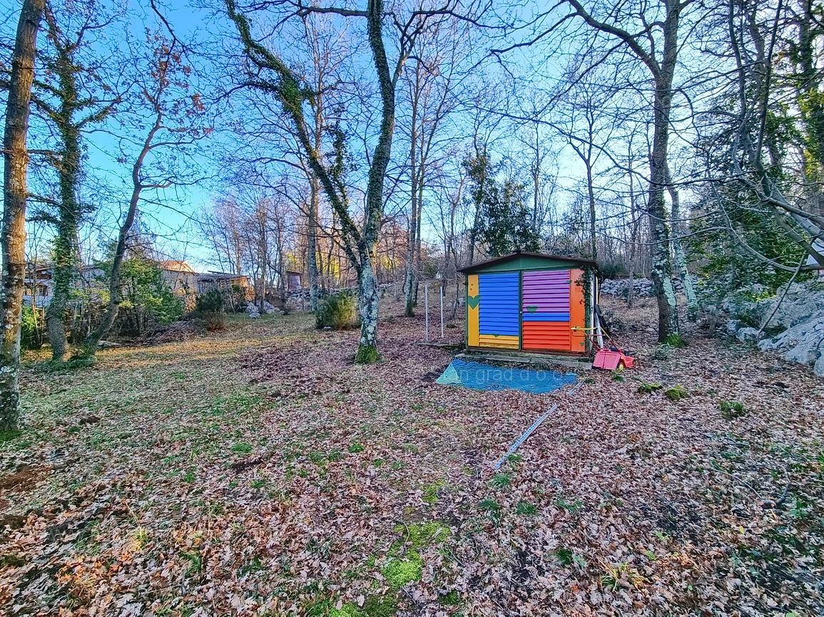 Vrbnik, gradbeno zemljišče z idejnim projektom na mirni lokaciji!