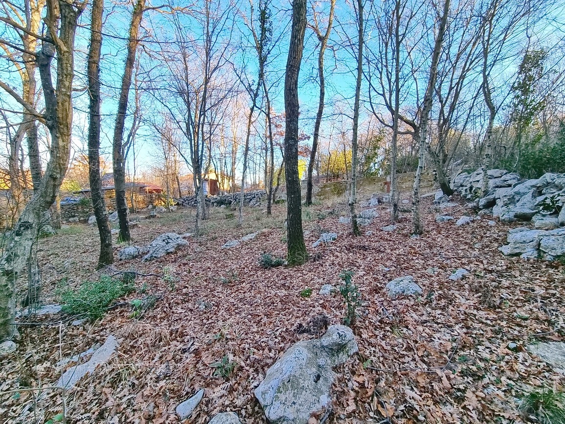 Vrbnik, gradbeno zemljišče z idejnim projektom na mirni lokaciji!