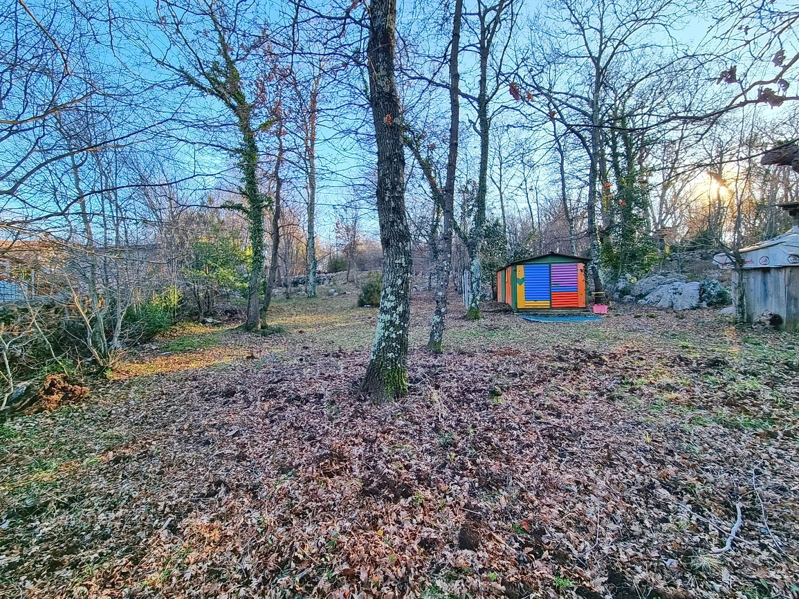 Vrbnik, gradbeno zemljišče z idejnim projektom na mirni lokaciji!