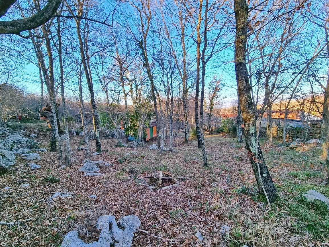 Vrbnik, gradbeno zemljišče z idejnim projektom na mirni lokaciji!