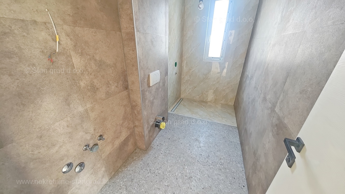 Območje Krka, pritlični apartma s skupnim bazenom in vrtom!