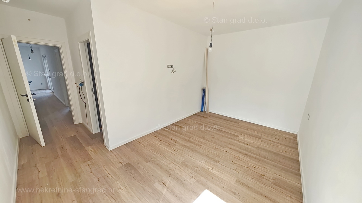 Območje Krka, pritlični apartma s skupnim bazenom in vrtom!