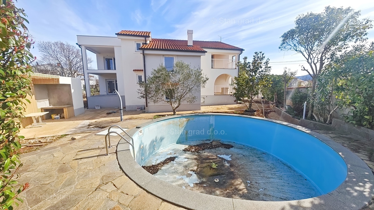 Območje Krka, pritlični apartma s skupnim bazenom in vrtom!