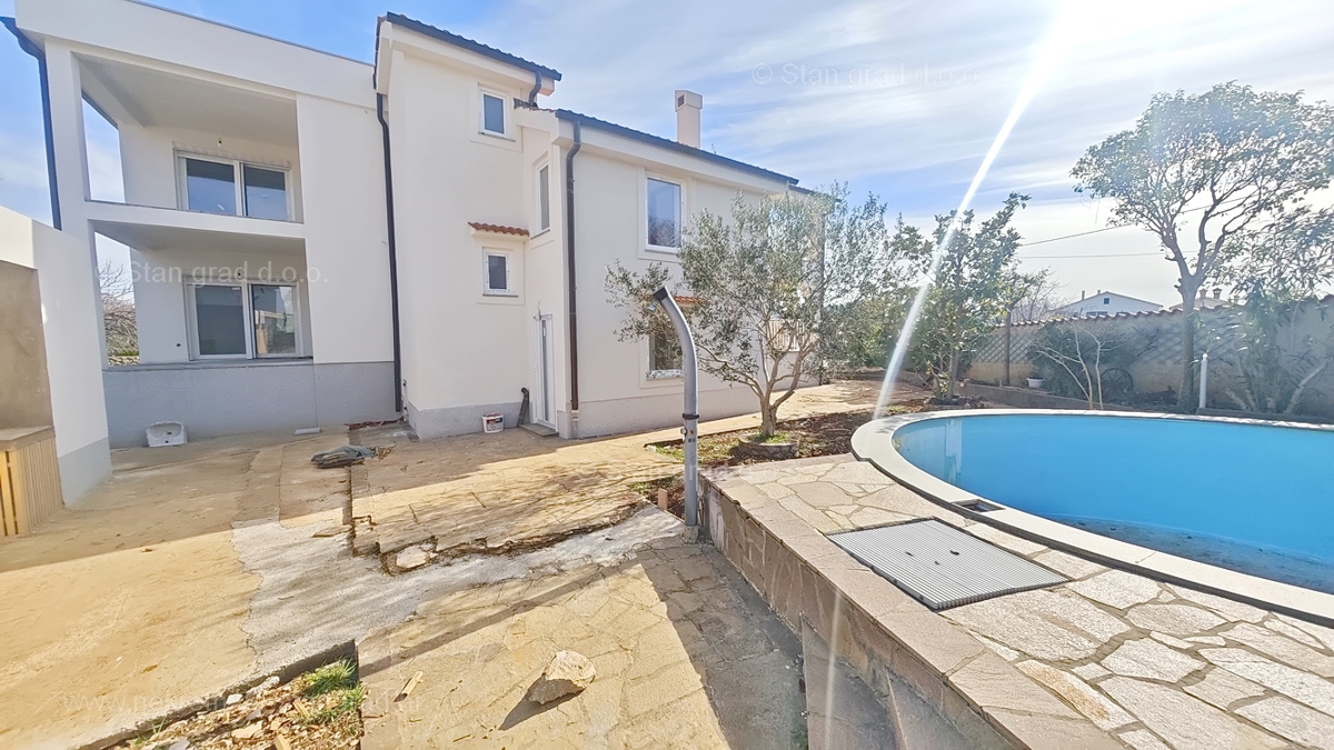 Območje Krka, pritlični apartma s skupnim bazenom in vrtom!