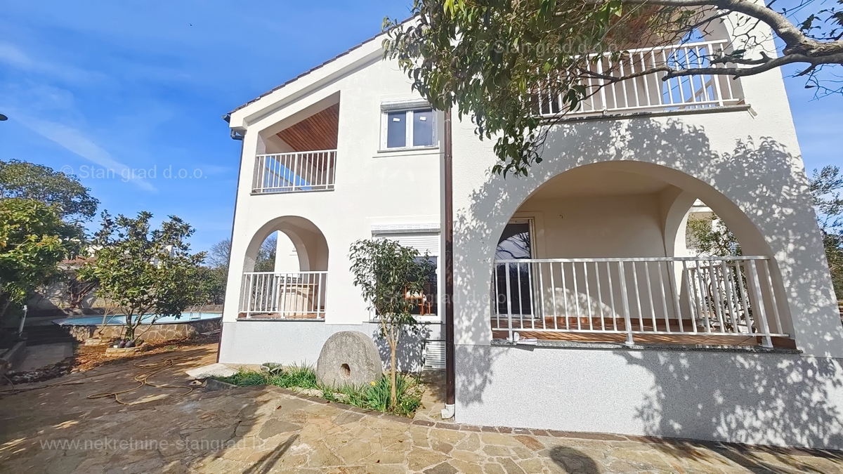 Območje Krka, pritlični apartma s skupnim bazenom in vrtom!